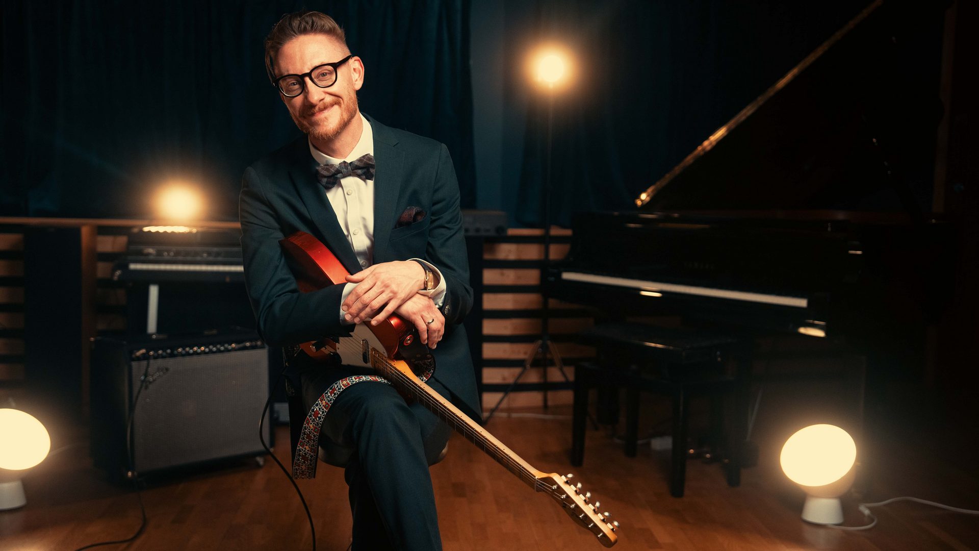 Bilde for arrangement «An American Holiday» med Adam Douglas 2026